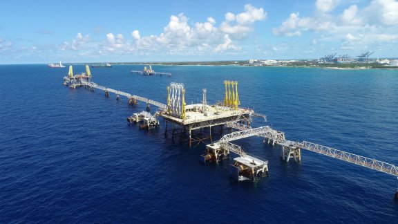 Image of two boats loading and unloading energy on the open sea.